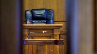 Глобиха обвиняемия за запаленото знаме на ЕС и го освободиха от наказателна отговорност