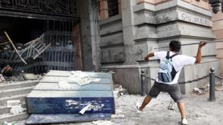 Гневни пътници изпотрошиха гара в Буенос Айрес