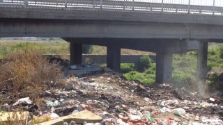Нови боклуци са се появили под моста на АМ "Струма"