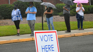 От Централната избирателна комисия проучват практиките за гласуване по време