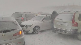 Стотици остават блокирани в снежния ад на АМ “Тракия”