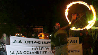 Младежи се опитаха да спасят Иракли с целувки