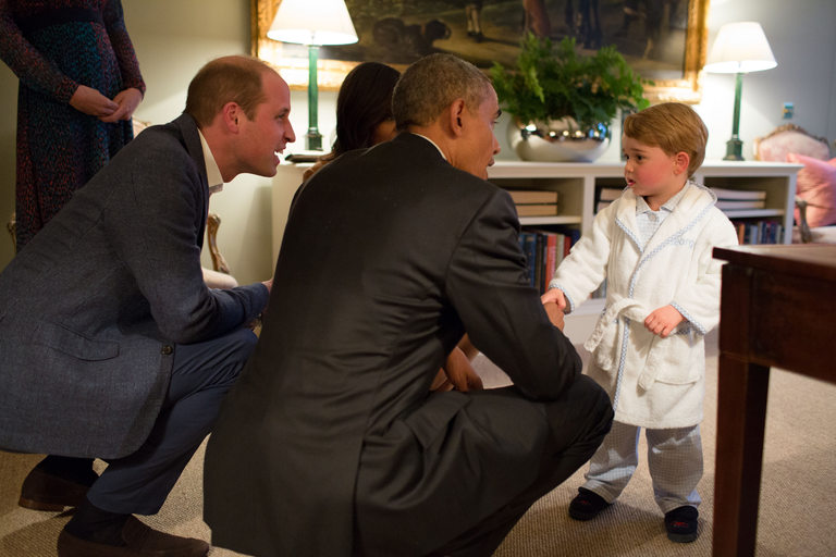 Дори Барак Обама коленичи пред принц Джордж преди години 