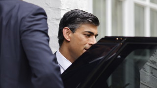 Бившият британски финансов министър Риши Сунак спечели първия кръг от
