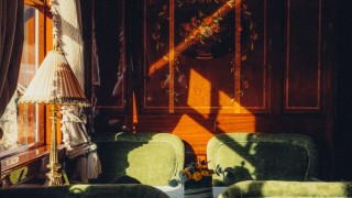 Луксозните пътувания с влак са олицетворение на старомодния блясък но