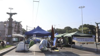 Силният вятър счупи някои от палатките на протестиращите на кръстовището