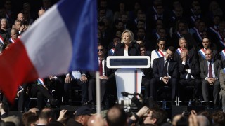 Френският крайнодесен лидер Марин Льо Пен ще се бори мирно