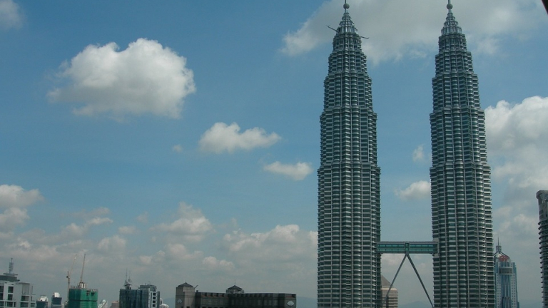 В Камбоджа строят най-високите кули близнаци в света