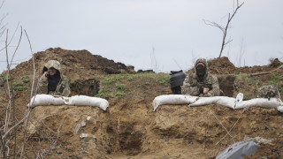 Войници се катерят през окопи под мъгла от жълт дим