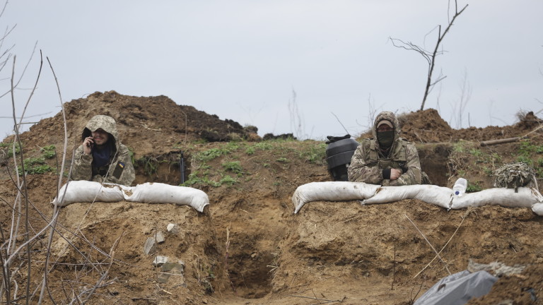 Украинци тренират за окопна война до бойните полета на Франция от ПСВ