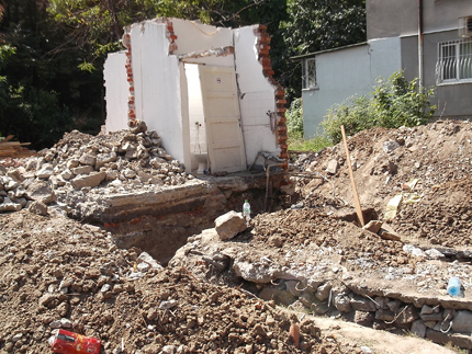 Стена се срути и затрупа строител в Пловдив 