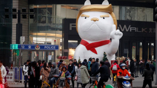 Китайски мол влиза в новата година с гигантска статуя на Кучето Тръмп