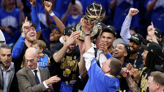 Играчите застанаха стегнати усмихнати но не избухнаха в празненства Все