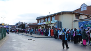 Огромни опашки пред ски зоната в Банско са се образували