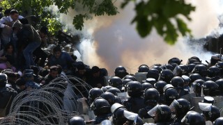 Полицията в столицата на Армения Ереван е арестувала десетки протестиращи