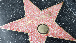 Легендарният хип хоп изпълнител Тупак Шакур получи посмъртно звезда на Холивудската