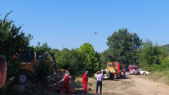 Военни хеликоптери, горски служители и пожарникари гасят пожара край Пазарджик