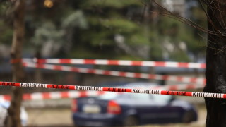 Откриха мъртъв прострелян мъж и ранена в крака жена в Кокаляне