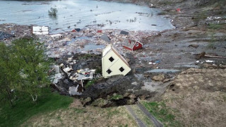 Мощно свлачище завлече 8 къщи в морето в Норвегия