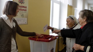 Социалдемократическата партия Съгласие води на парламентарните избори в Латвия с