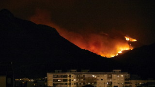 Пожарите бушуващи в Испания евакуираха най малко 3000 души във и