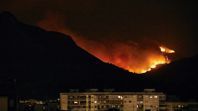 Пожарите евакуират 3000 души във Валенсия 