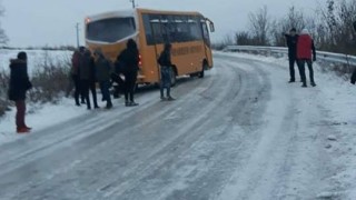Ученици бутат автобуса си в Силистренско