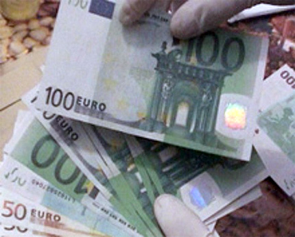 Мъж се опита да обмени фалшиви €4 000 в Ботевград