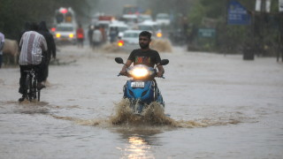 Циклонът Бипарджой достигна Западна Индия в петък преди да насочи