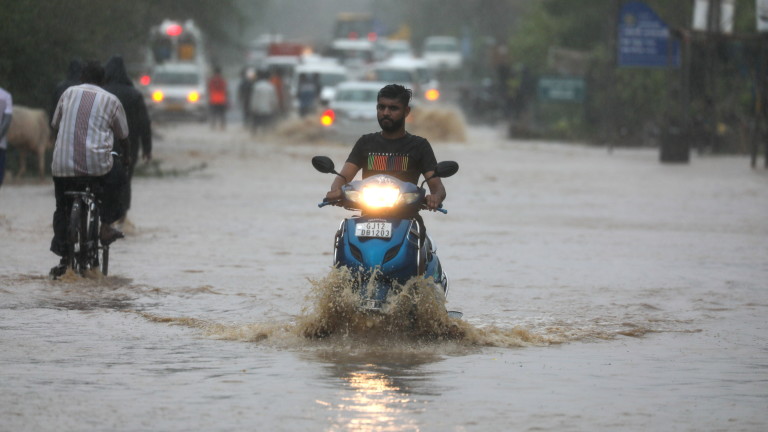 Циклонът Бипарджой достигна Западна Индия в петък, преди да насочи