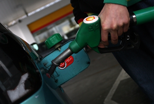 Експеримент: За колко литра бензин в арабските страни стига българска заплата?