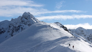 Две отделни лавини отнеха живота на трима скиори извън пистите