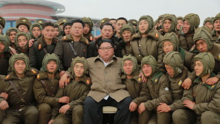 Ким Чен-ун ръководи учения на парашутисти