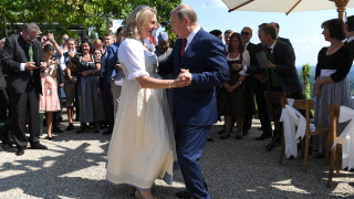 Бившата външна министърка на Австрия която танцува с руския президент