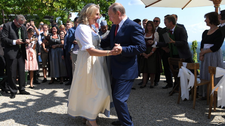 Танцувала с Путин бивша външна министърка на Австрия влезе в борда на "Роснефт"