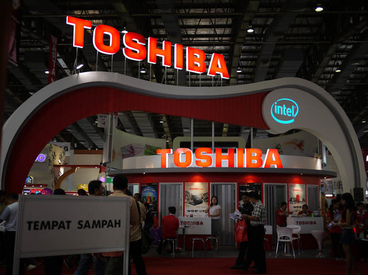 Шефът на Toshiba подаде оставка след финансов скандал