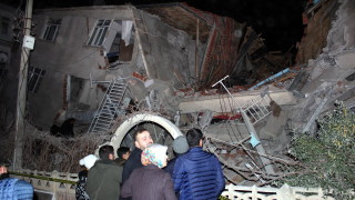 20 загинали и 900 ранени след силното земетресение в Турция 