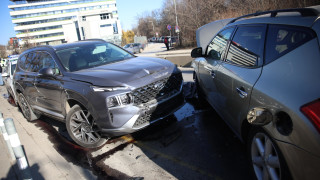 Кола се е ударила в бетонен разделител в близост до