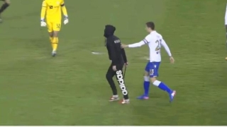 Фен се втурна към рефер с метална тръба (ВИДЕО)