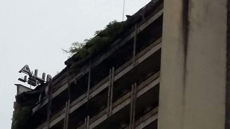 Падна част от покрива на смолянския хотел „Соколица”