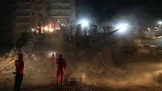 Спасителните усилия продължиха в осем сгради в западния турски град