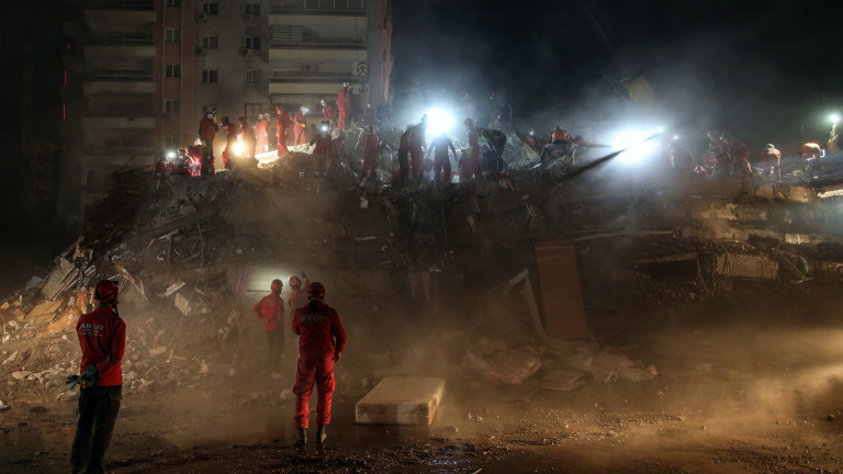 Вече 93 загинали при мощното земетресение в Турция и Гърция