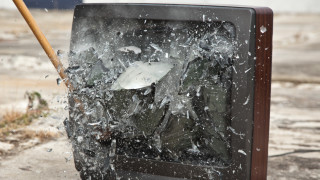 В знак на протест срещу карантината: Мъж строши телевизор на пазара в Ямбол