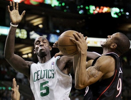 Бостън загуби, но остава начело в Източната конференция