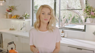 Моделът Роузи Хънтингтън Уайтли допусна екип на модната библия Vogue в дома