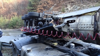 Автобус и цистерна са се преобърнали на пътя след ботевградското