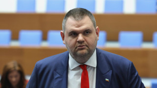 Лидерът на ДПС Ново начало Делян Пеевски застана на