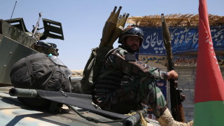 Талибани атакуваха търговска сграда помещаваща хотел в западен Афганистан убивайки