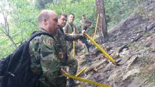 Военни се включиха в гасенето на пожара над Карлово