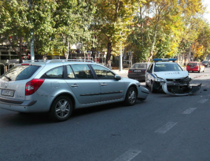 Като на филм по улиците на Пловдив. Катаджии в гонка с Мерцедес, катастрофират